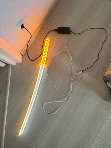 تابلو نئون مینیمال شمشیر کاتانا